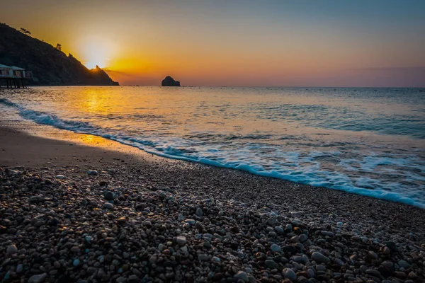 Praia do mar ao nascer do sol — Fotografia de Stock