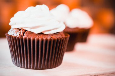 bir tepsi üzerinde pek çok güzel pastalar