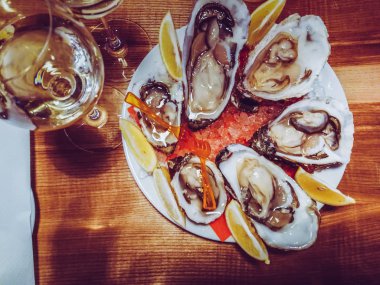 İstiridye masada şarap ile