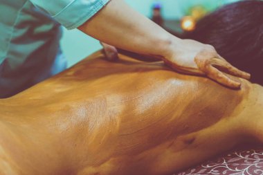 Spa salonunda çikolata masajı