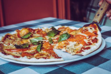 Bir tabakta Pizza margarita