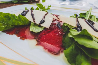 Beyaz bir plaka üzerinde dana Carpaccio