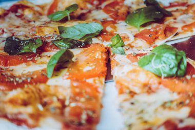 Bir tabakta Pizza margarita