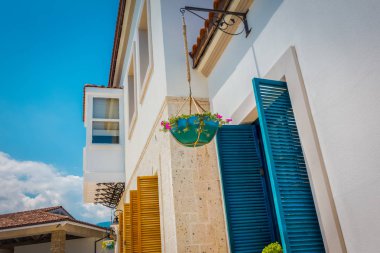 Güzel tatil beldesi. Denizin kenarında yaz tatili