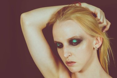 Makyaj yeşil gölgeler ile