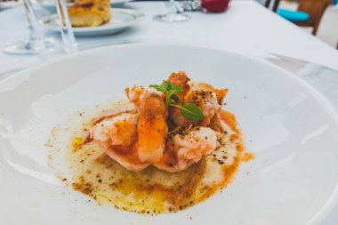 Beyaz bir tabak karides pişmiş