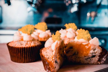 peynir ve salata ile cupcakes