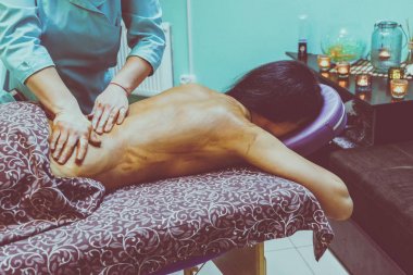 Spa salonunda çikolata masajı