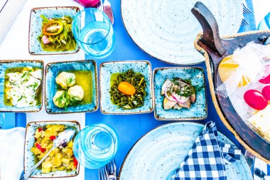 Bir balık restoranında farklı iştah açıcı atıştırmalıklar