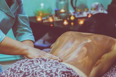 Spa salonunda çikolata masajı