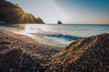 Deniz kenarında güzel gündoğumu