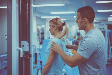 Kişisel eğitim kavramı. Koç ve istemci jimnastik salonu