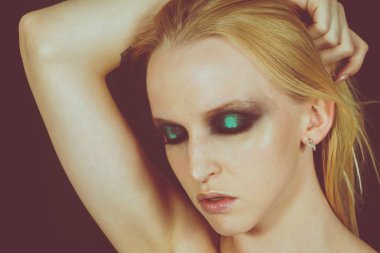 Makyaj yeşil gölgeler ile