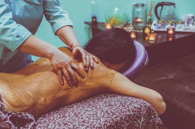 Spa salonunda çikolata masajı