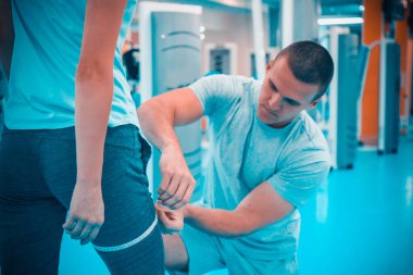 Kişisel eğitim kavramı. Koç ve istemci jimnastik salonu