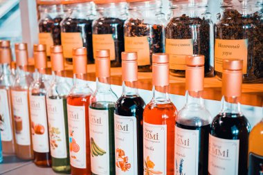 Bir kafede farklı şişeler