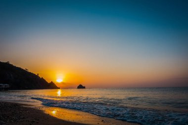 Gündoğumu kumsalda deniz