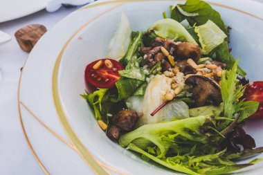 Beyaz bir plaka üzerinde dana Carpaccio