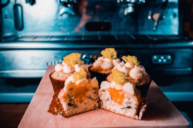 peynir ve salata ile cupcakes