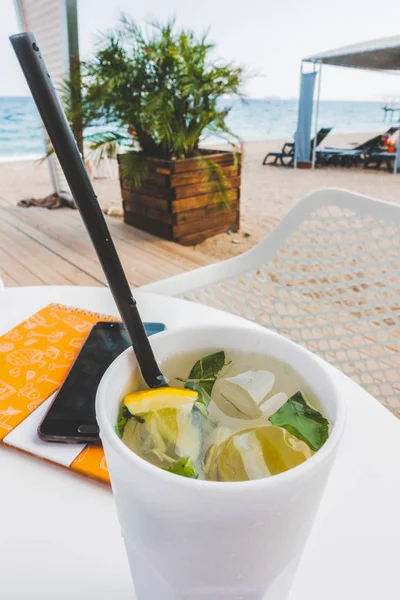 Mojito dans un verre blanc sur la plage — Photo
