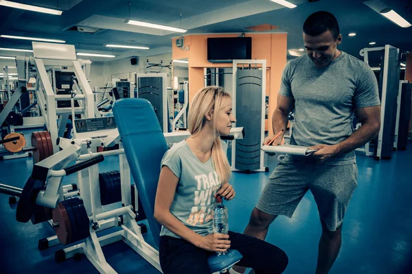 Persoonlijke training in de sportschool — Stockfoto