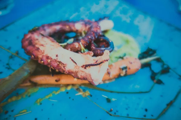 Camarão grelhado em um prato azul — Fotografia de Stock
