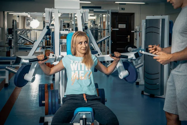 Persoonlijke training in de sportschool — Stockfoto