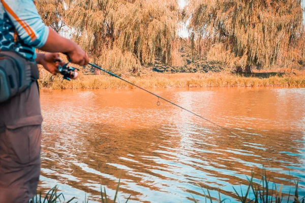 Il pescatore pesca sul lago — Foto Stock