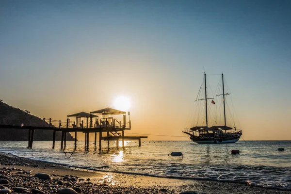 Schöner Sonnenaufgang am Meer — Stockfoto