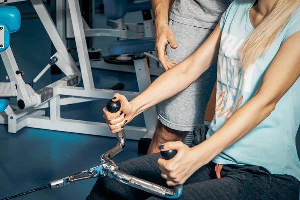 Persoonlijke training in de sportschool — Stockfoto