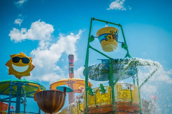 Kinder-Wasserpark. Wasserrutschen für Kinder — Stockfoto