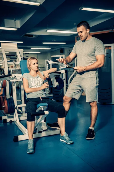 Persoonlijke training in de sportschool — Stockfoto