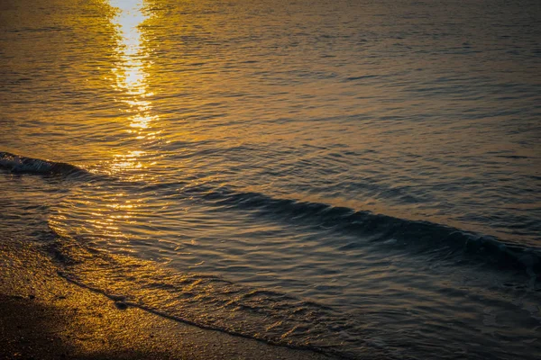 Magnifik sol uppgång på havet — Stockfoto