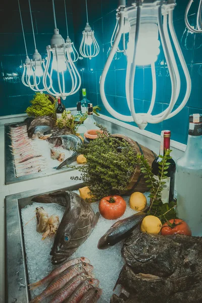 Свіжа риба в рибному ресторані — стокове фото
