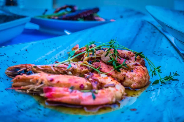 Gegrilde garnalen op een blauwe plaat — Stockfoto