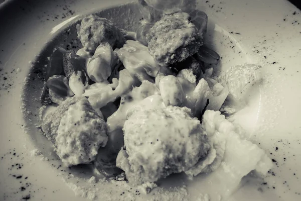 Salada Com Queijo Grelhado Legumes — Fotografia de Stock