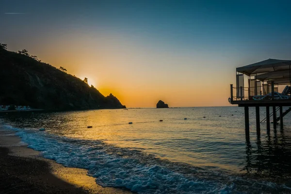 Güzel bir tatil beldesi doğarken — Stok fotoğraf