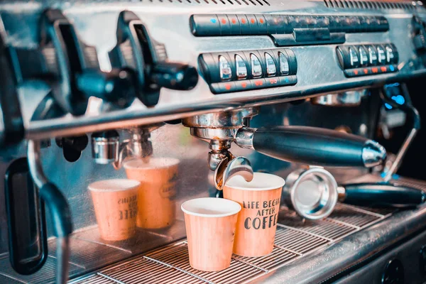 Kaffee Wird Einer Kaffeemaschine Zubereitet — Stockfoto
