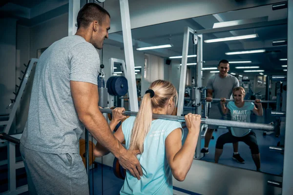 Persoonlijke training in de sportschool — Stockfoto