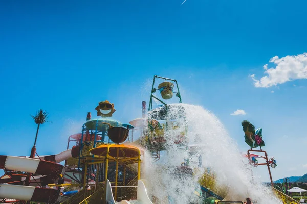 Kinder waterpark. Glijbanen voor kinderen — Stockfoto