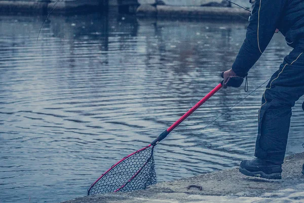 Pêche à la truite sur le lac. Loisirs de pêche — Photo