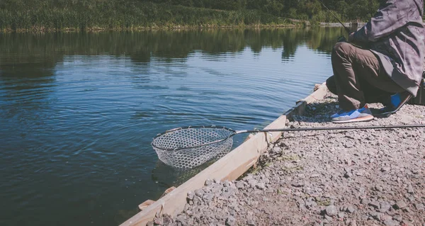 Fiskare fånga öring från sjön — Stockfoto