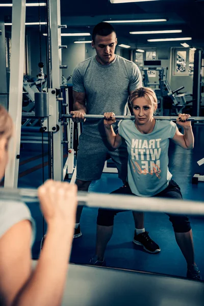 Persoonlijke training in de sportschool — Stockfoto