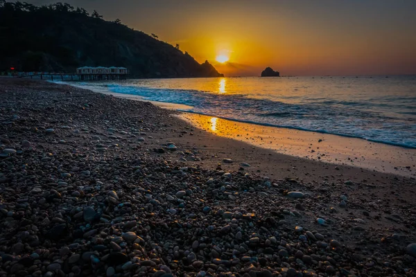 Praia do mar ao nascer do sol — Fotografia de Stock