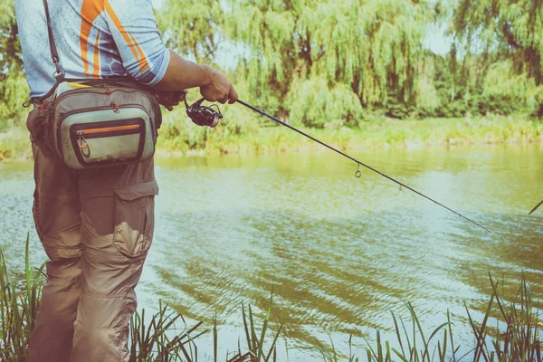 Il pescatore pesca sul lago — Foto Stock