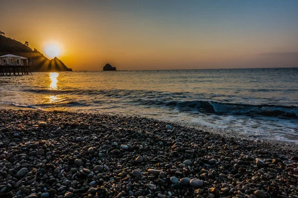 Belo nascer do sol em um resort à beira-mar — Fotografia de Stock