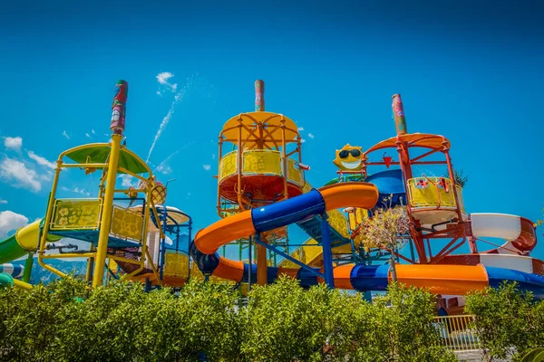 子供たちの水の公園。子供の水スライド — ストック写真