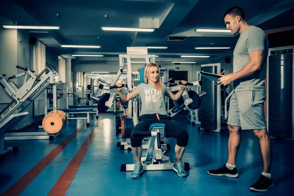 Persoonlijke training in de sportschool — Stockfoto