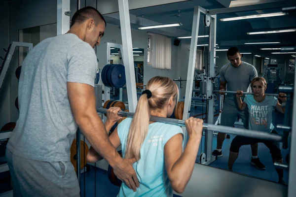 Persoonlijke training in de sportschool — Stockfoto