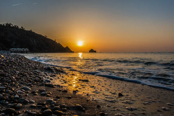 Чудовий схід сонця на морі — стокове фото